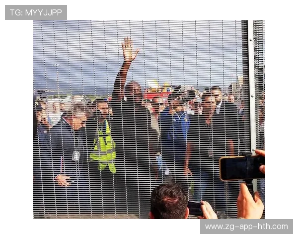 卢卡库强势起跳完成头顶攻门——力与美的完美结合