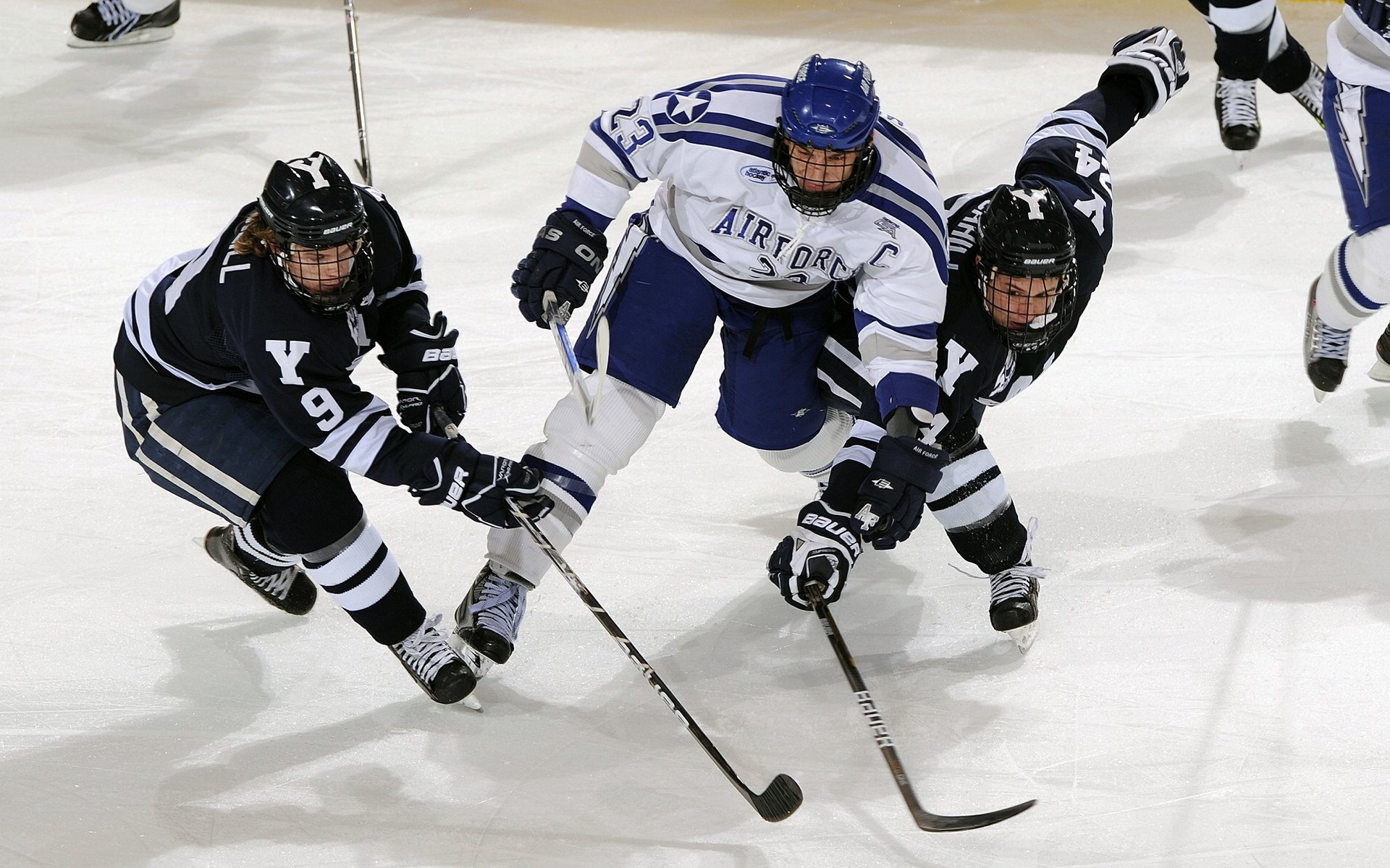 “营地篮球场午夜三分赛” 篝火旁投篮别具情调