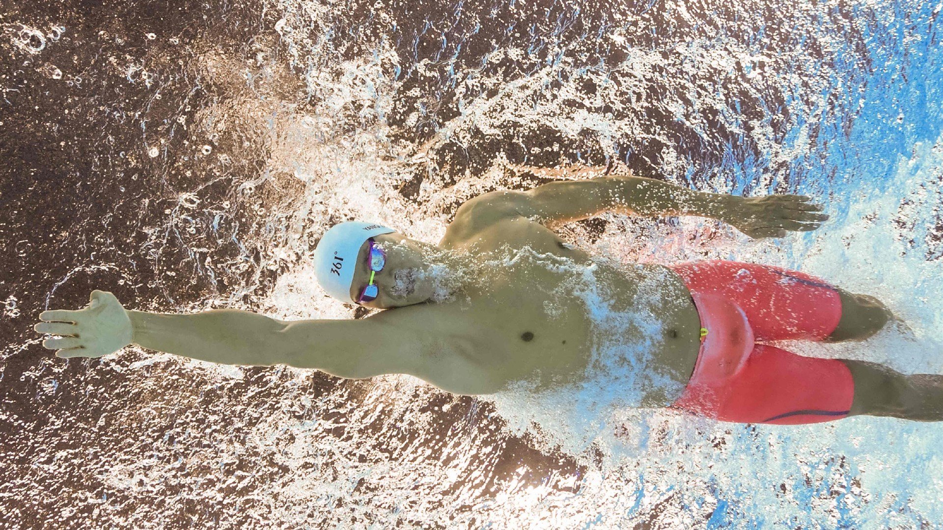 花式射箭表演赛 蒙眼与背后拉弓成为高难节目